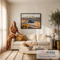 Porsche 911 clássico rebaixado ao entardecer com flores amarelas em primeiro plano, quadro decorativo
