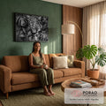 Leopardo de olhar intenso entre folhas de monstera em preto e branco, quadro decorativo