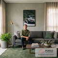 Porsche 911 clássico cinza visto de trás diante de muro de hera verde sobre paralelepípedo, quadro decorativo