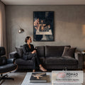 Mulher de vestido preto joga xadrez com pantera negra em mesa de mármore à luz de vela, quadro decorativo