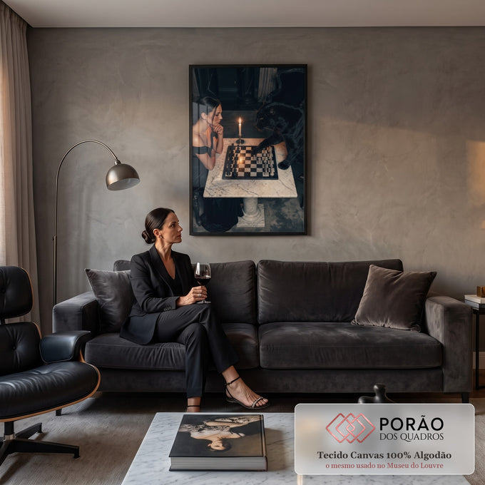 Mulher de vestido preto joga xadrez com pantera negra em mesa de mármore à luz de vela, quadro decorativo