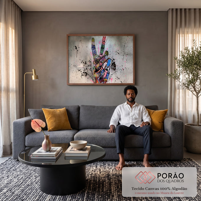 Quadro Decorativo Grande Mão de Grafite para Sala Cinza | quadros decorativos para sala de estar | mão fazendo sinal da paz coberta por grafites coloridos e respingos de tinta | em ambiente 3 | Porao dos Quadros