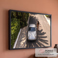 Porsche 911 prateado visto do alto em rua com sombras de palmeiras e mulher de biquíni, quadro decorativo