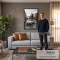 Quadro Decorativo Grande Carro Clássico Prata para Sala | quadros decorativos para sala de estar | carro esportivo clássico prata visto de trás em pátio industrial ao entardecer | em ambiente 3 | Porao dos Quadros