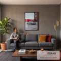 Porsche 911 retrô cinza estacionado em pátio com muro vermelho e prédio de tijolos, quadro decorativo
