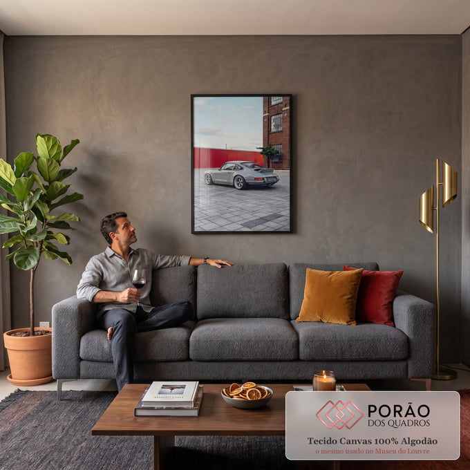 Porsche 911 retrô cinza estacionado em pátio com muro vermelho e prédio de tijolos, quadro decorativo