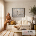 Jesus de manto branco caminhando sobre ondas em relevo branco e bege sob nuvens, quadro decorativo