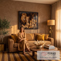 Quadro Decorativo Grande Família de Leões Marrom para Sala | quadros decorativos para sala de estar | família de leões realista com filhotes em caverna rochosa, tons dourados e marrons | em ambiente 3 | Porao dos Quadros