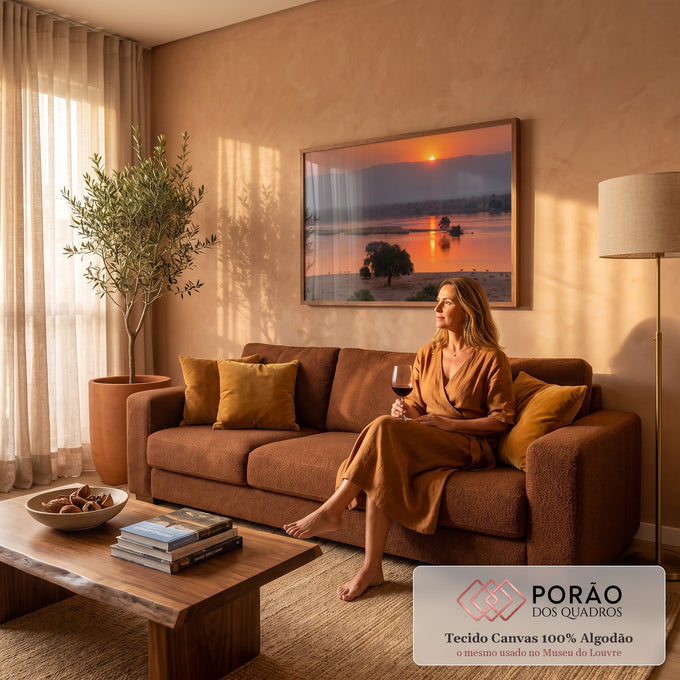 Quadro Decorativo Grande Pôr do Sol no Rio para Sala Laranja | quadros decorativos para sala de estar | pôr do sol laranja refletido em rio com manada de impalas na margem arenosa | em ambiente 3 | Porao dos Quadros