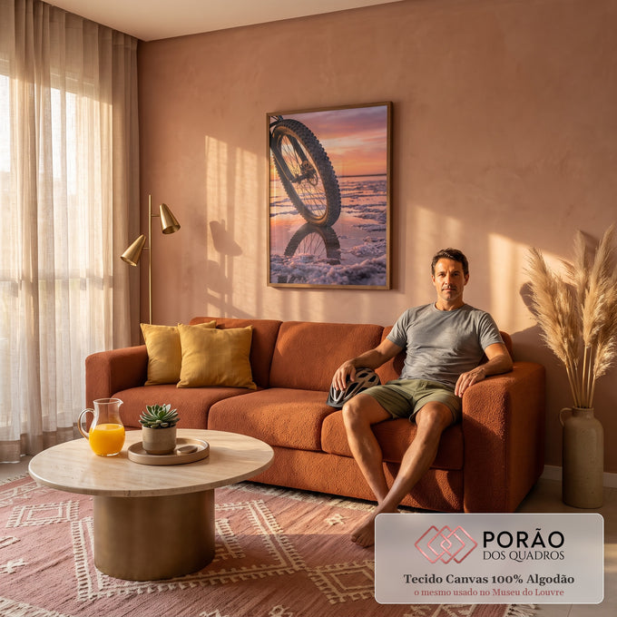 Roda de mountain bike refletida na água da salina ao pôr do sol laranja e rosa, quadro decorativo