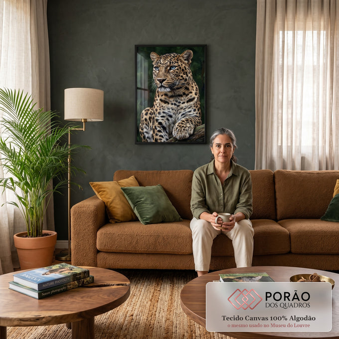 Leopardo de olhos azuis sentado em galho com fundo de floresta verde, pintura realista, quadro decorativo