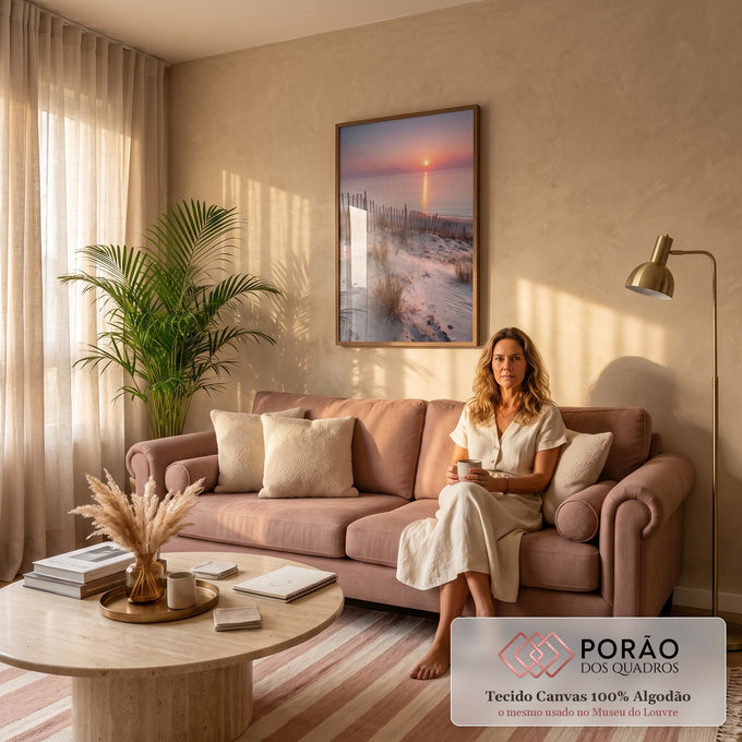 Duna de areia com cerca de madeira e capim diante do mar calmo ao pôr do sol rosa, quadro decorativo