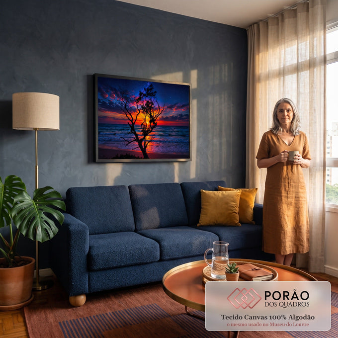 Quadro Decorativo Grande Árvore Silhueta Mar para Sala | quadros decorativos para sala de estar | árvore silhueta contra pôr do sol laranja sobre o mar com céu estrelado | em ambiente 3 | Porao dos Quadros