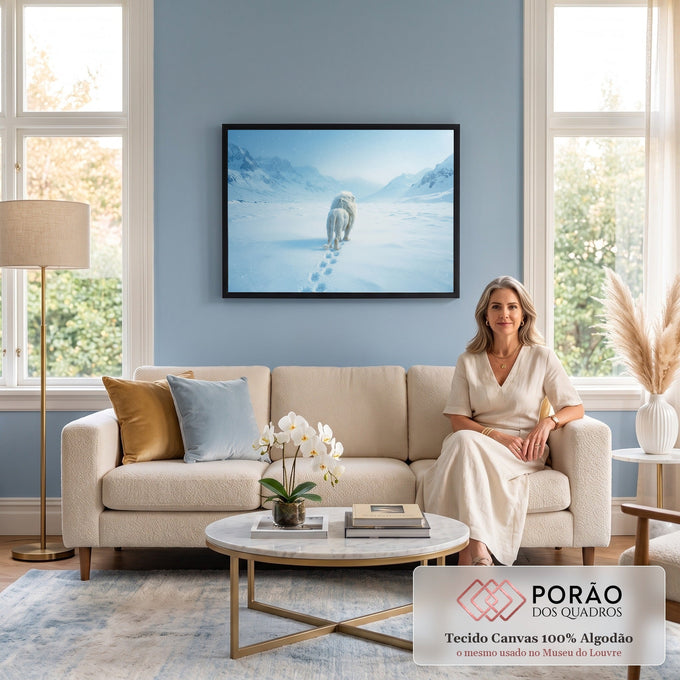 Quadro Decorativo Grande Leão Caminhando para Sala Branco | quadros decorativos para sala de estar | leão branco visto de costas caminhando sobre neve com montanhas ao fundo | em ambiente 3 | Porao dos Quadros