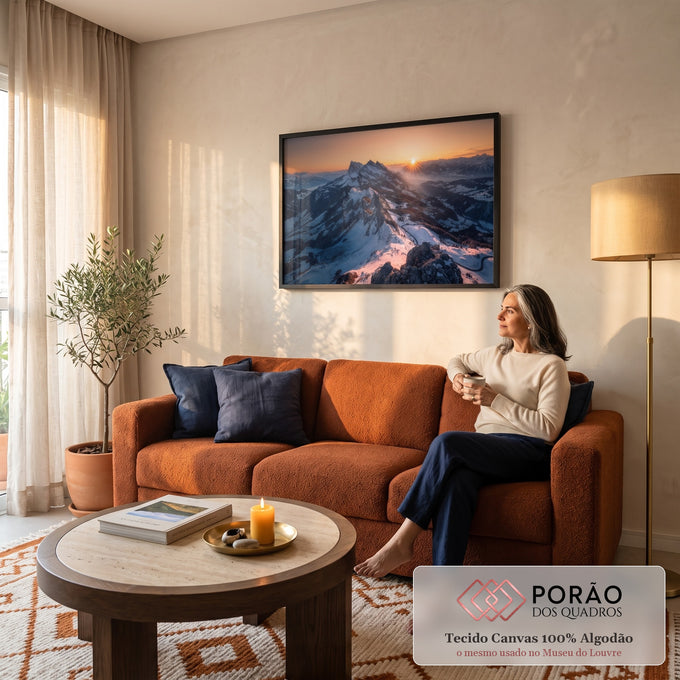 Quadro Decorativo Grande Nascer do Sol Laranja para Sala | quadros decorativos para sala de estar | montanhas nevadas ao amanhecer com sol dourado e raios de luz no horizonte | em ambiente 3 | Porao dos Quadros