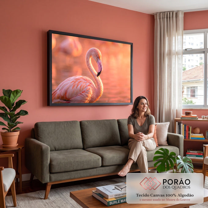 Flamingo rosa de pescoço curvado em lago com luz do entardecer e fundo desfocado, quadro decorativo