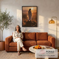 Quadro Decorativo Jesus Cristo Contemplando o Pôr do Sol | quadros decorativos para sala de estar | Jesus de manto branco caminha em colina ao pôr do sol dourado | em ambiente 3 | Porao dos Quadros