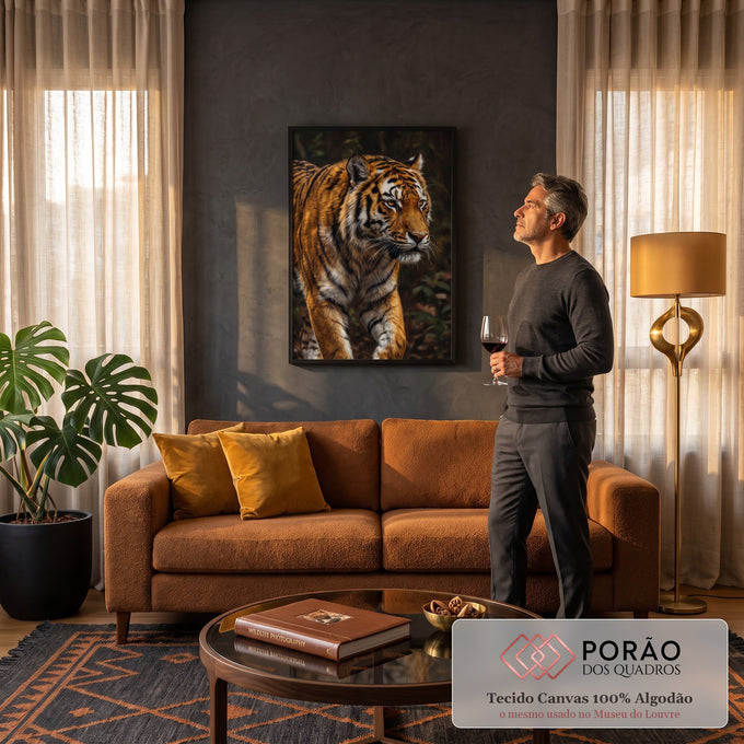 Tigre realista de olhos âmbar caminhando em floresta escura, pintura em tons laranja, quadro decorativo
