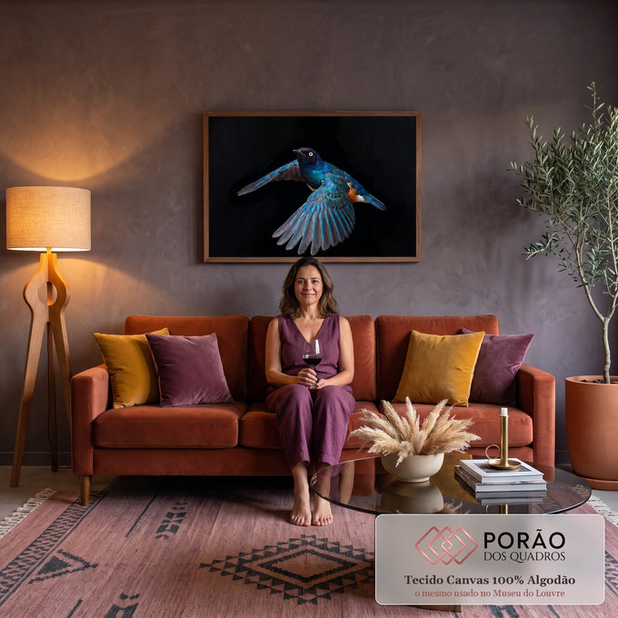 Pássaro estorninho azul iridescente de asas abertas em voo sobre fundo preto, quadro decorativo