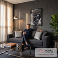 Interior de carro clássico com volante retrô, painel cromado e bancos de couro preto, quadro decorativo