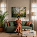 Árvore gigante com raízes com musgo em floresta tropical com raios de sol na neblina, quadro decorativo