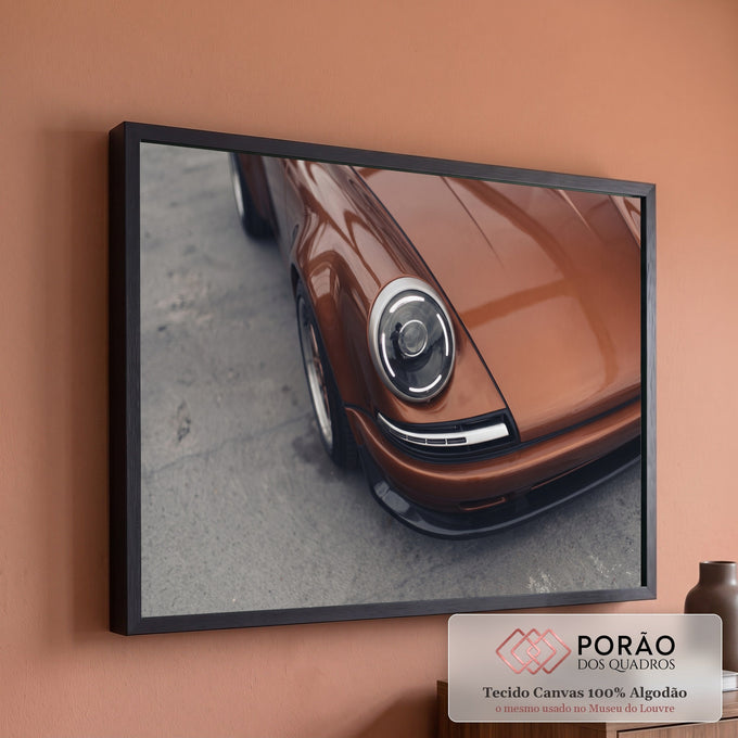 Close do farol redondo com LED de Porsche clássico cor cobre sobre asfalto cinza, quadro decorativo