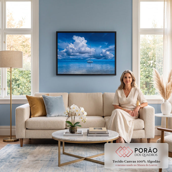 Veleiro branco ancorado em mar azul calmo sob grandes nuvens brancas e céu azul profundo, quadro decorativo