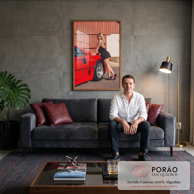 Mulher loira de vestido preto e salto alto encostada em carro esportivo vermelho, quadro decorativo