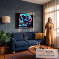 Quadro Decorativo Grande Caveira Holográfica para Sala Azul | quadros decorativos para sala de estar | caveira de cristal facetado em cores holográficas azul, roxo e dourado | em ambiente 3 | Porao dos Quadros