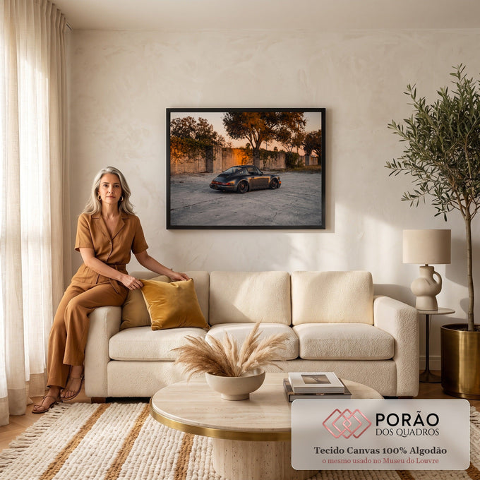 Porsche 911 clássico cinza rebaixado com rodas bronze em pátio de concreto ao entardecer, quadro decorativo