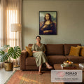 Quadro Decorativo Grande Mona Lisa com Mão para Sala Marrom | quadros decorativos | retrato clássico de mulher com sorriso enigmático e paisagem ao fundo | em ambiente 2 | Porao dos Quadros