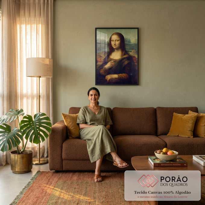 Quadro Decorativo Grande Mona Lisa com Mão para Sala Marrom | quadros decorativos | retrato clássico de mulher com sorriso enigmático e paisagem ao fundo | em ambiente 2 | Porao dos Quadros