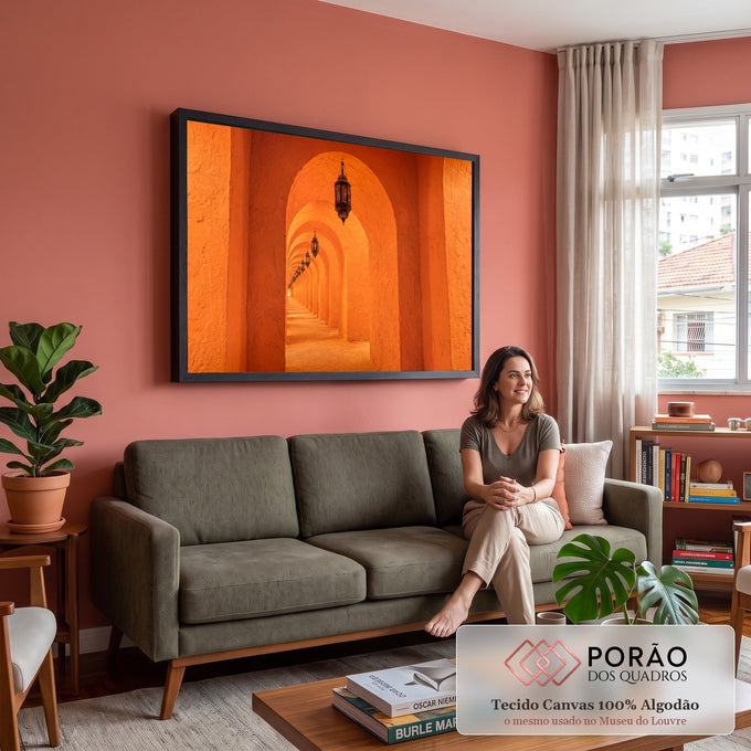 Quadro Decorativo Grande Corredor de Arcos Laranja para Sala | quadros decorativos para sala de estar | corredor de arcos de terracota com lanternas marroquinas penduradas em perspectiva | em ambiente 3 | Porao dos Quadros