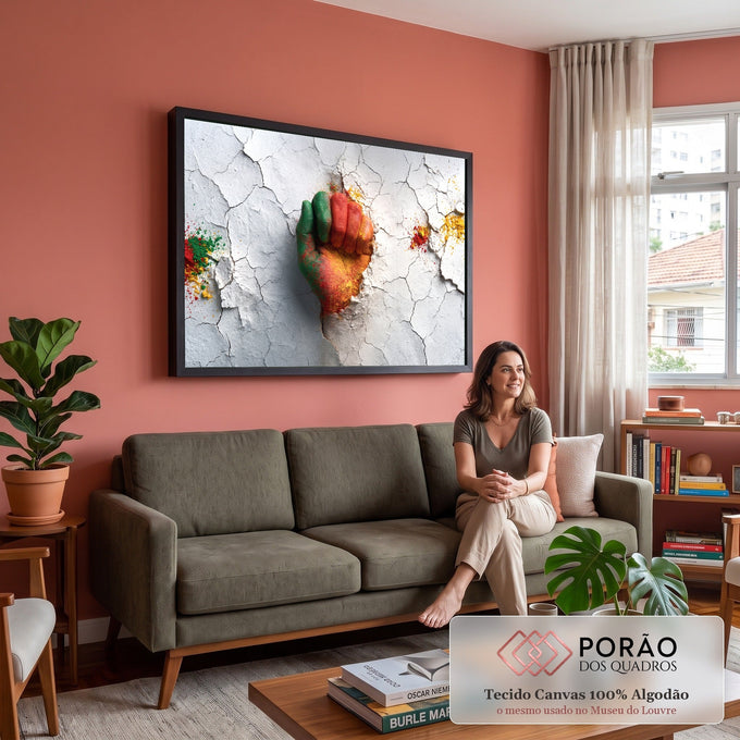 Punho cerrado pintado de verde, vermelho e amarelo rompendo parede branca rachada, quadro decorativo
