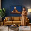 Pirâmides de Gizé iluminadas em dourado com lua cheia no topo e céu azul noturno, quadro decorativo