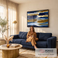 Quadro Decorativo Grande Abstrato e Dourado para Sala Azul | quadros decorativos para sala de estar | faixas abstratas em azul marinho e dourado com linha preta sinuosa central | em ambiente 3 | Porao dos Quadros