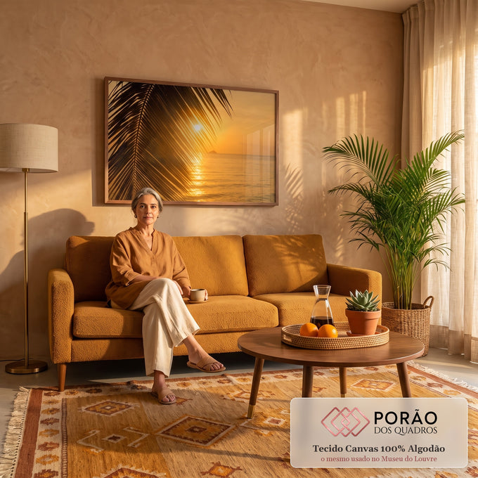 Quadro Decorativo Grande Folhas de Coqueiro para Sala | quadros decorativos para sala de estar | silhueta de folhas de coqueiro emoldurando pôr do sol dourado sobre o mar | em ambiente 3 | Porao dos Quadros