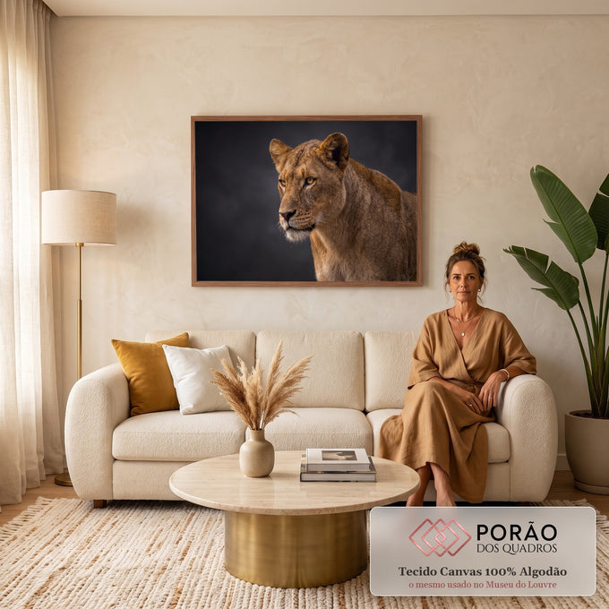 Leoa de perfil com pelagem dourada e olhos âmbar sobre fundo cinza-escuro, quadro decorativo