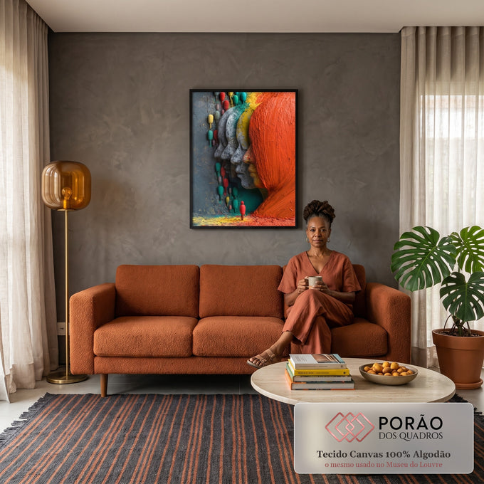 Rostos esculpidos em perfil do cinza ao laranja com pequenas figuras coloridas, quadro decorativo