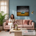 Mustang clássico turquesa em campo dourado sob céu cinza de tempestade e montanhas, quadro decorativo