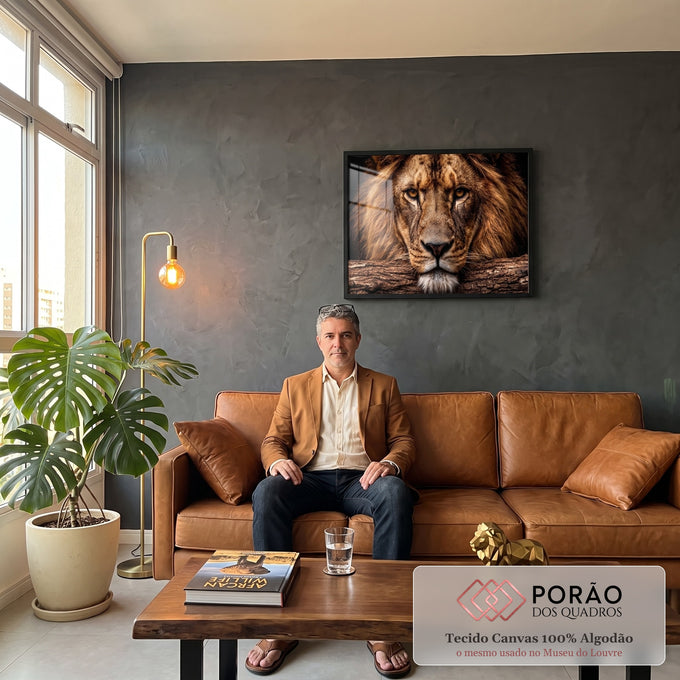 Quadro Decorativo Leão Majestoso com Olhos Âmbar em Fundo em sala de estar moderna - quadros decorativos para sala