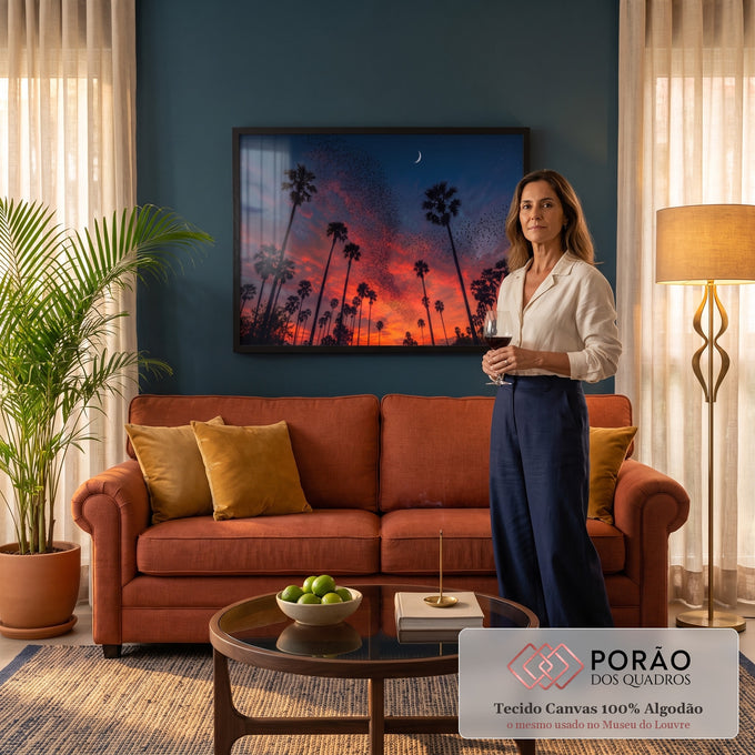 Quadro Decorativo Grande Palmeiras para Sala Laranja | quadros decorativos para sala de estar | palmeiras em silhueta contra céu laranja e azul com lua crescente e bando de pássaros | em ambiente 3 | Porao dos Quadros