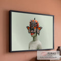 Mulher negra com coroa de borboletas monarca e batom laranja em fundo verde-sálvia, quadro decorativo