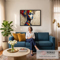 Rosto de mulher de olhos fechados e lábios azuis se desfazendo em mosaico colorido, quadro decorativo