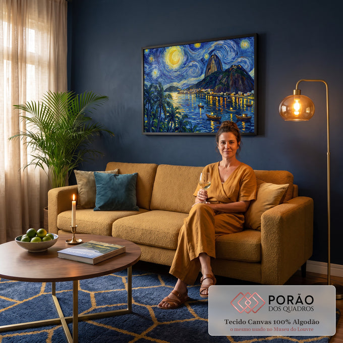 Quadro Decorativo Grande Noite Estrelada de Van para Sala | quadros decorativos para sala de estar | noite estrelada com Pão de Açúcar, lua dourada e baía iluminada do Rio | em ambiente 3 | Porao dos Quadros