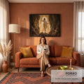 Quadro Decorativo Grande Ressurreição de Cristo para Sala | quadros decorativos para sala de estar | Jesus Cristo em túnica branca emergindo em luz dourada entre soldados romanos numa caverna | em ambiente 3 | Porao dos Quadros