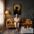 Quadro Decorativo Grande Jesus Cristo Halo para Sala Dourado | quadros decorativos para sala de estar | silhueta de Jesus de perfil com halo circular dourado sobre fundo escuro | em ambiente 3 | Porao dos Quadros