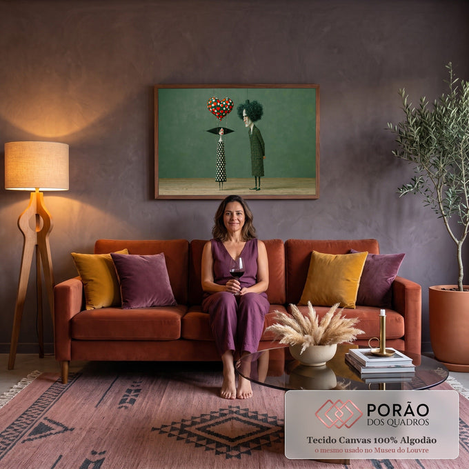 Casal de marionetes surreais com coração de bolinhas vermelhas pendurado, fundo verde, quadro decorativo