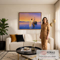 Quadro Decorativo Grande Jesus Caminhando Roxo para Sala | quadros decorativos para sala de estar | Jesus de túnica branca ajuda um homem na água com barco e céu laranja ao fundo | em ambiente 3 | Porao dos Quadros