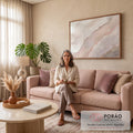 Quadro Decorativo Grande Abstrato para Sala Bege | quadros decorativos para sala de estar | pintura abstrata em tons de bege, rosa e branco com textura de pinceladas diagonais | em ambiente 3 | Porao dos Quadros